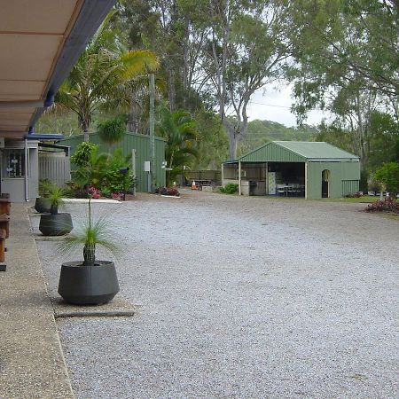 Greenacres Motel / Van Park Benaraby Bagian luar foto