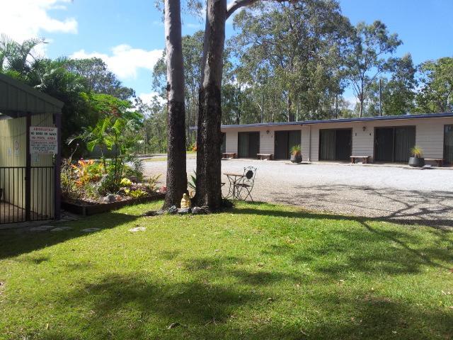 Greenacres Motel / Van Park Benaraby Bagian luar foto